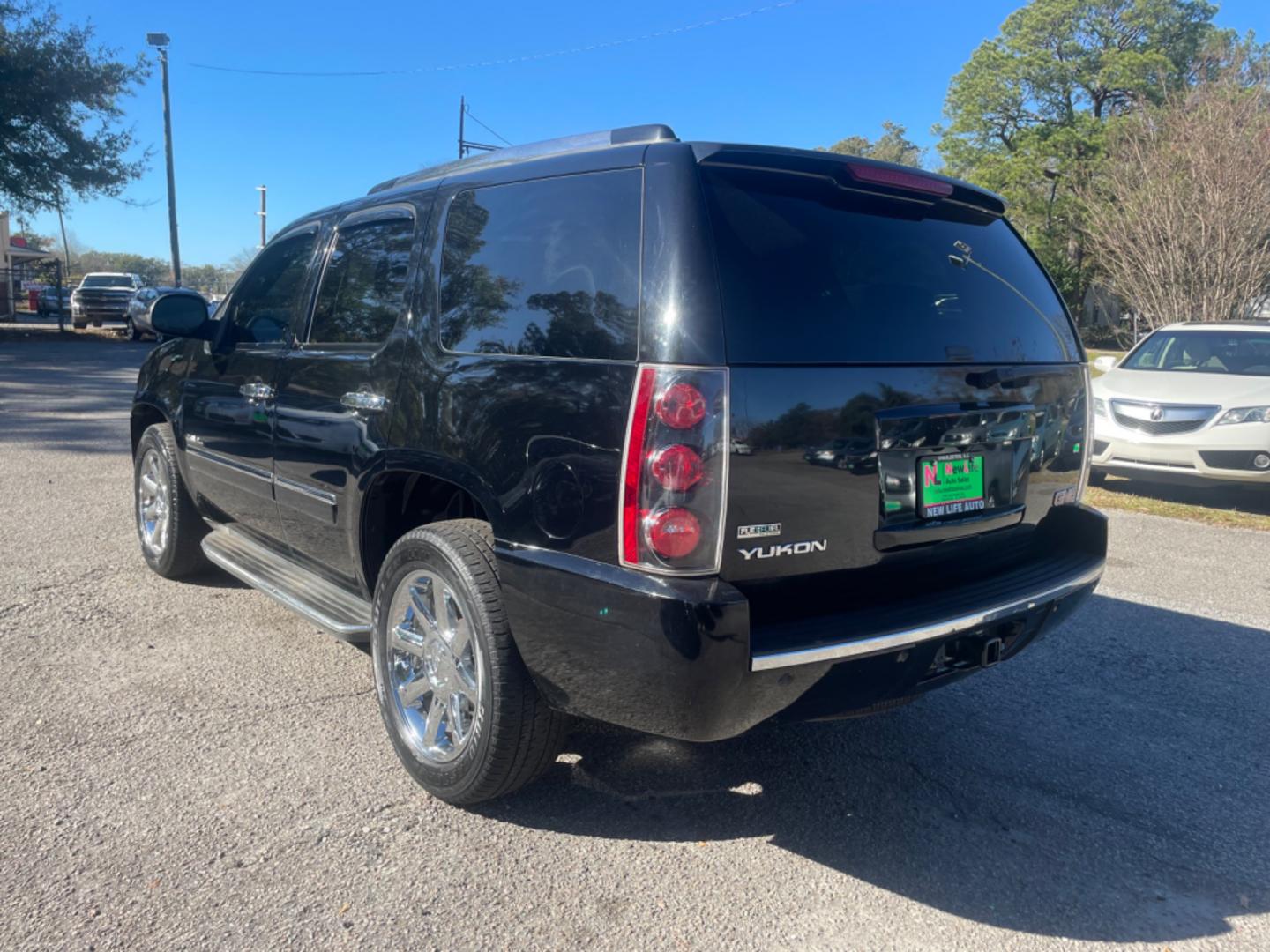 2011 BLACK GMC YUKON DENALI (1GKS2EEFXBR) with an 6.2L engine, Automatic transmission, located at 5103 Dorchester Rd., Charleston, SC, 29418-5607, (843) 767-1122, 36.245171, -115.228050 - Leather, Sunroof, Navigation, Backup Camera, CD/AUX/Sat, Dual Climate Control, Rear Climate Control, Middle Captain's Row, Power Everything (windows, locks, seats, mirrors), Memory/Cooled/Heated Front Seats, Heated Rear Seats, Power Liftgate, All-weather Mats, Running Boards, Tow Package, Chrome Whe - Photo#4